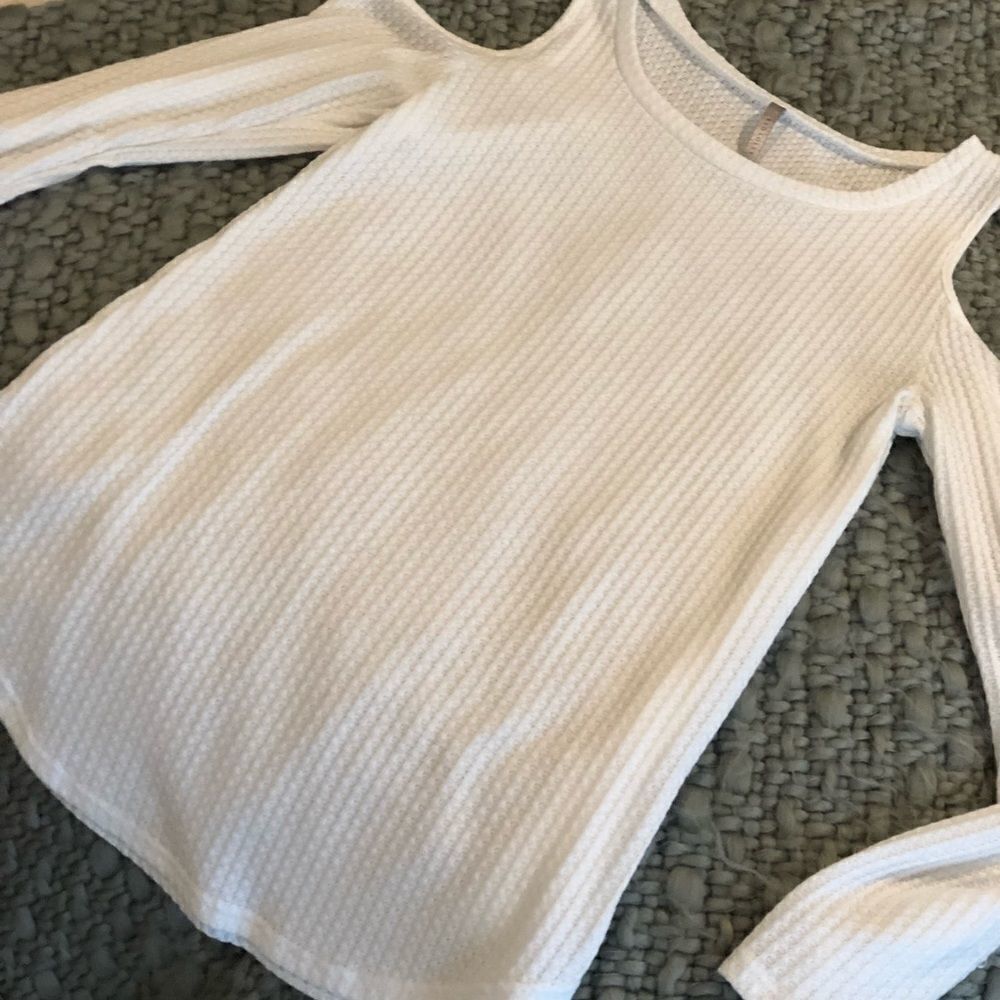 𝅺WHITE shoulder cut top